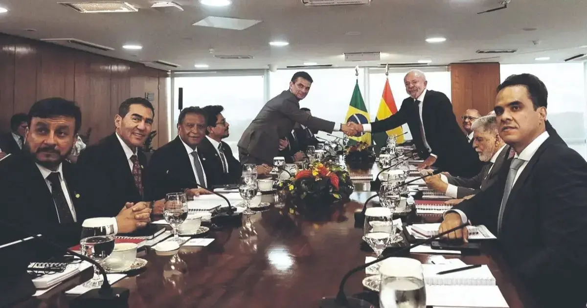 Los mandatarios y sus equipos durante la primera visita oficial del presidente Rodrigo Paz a Brasil.