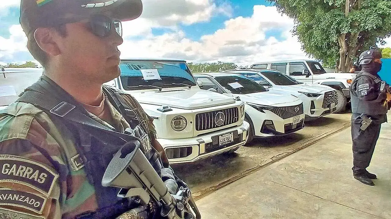 Policías resguardan los vehículos secuestrados en el caso Marset.