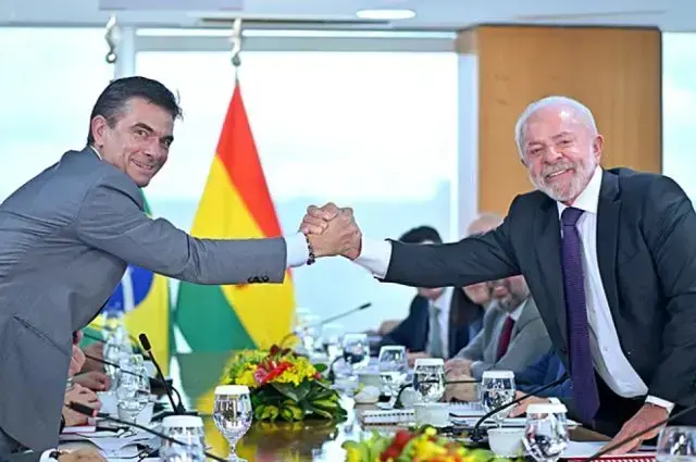 El presidente Rodrigo Paz y su par brasileño Lula da Silva durante la ceremonia de bienvenida en el Palacio de Planalto.