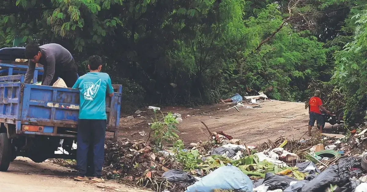 La costanera es uno de los lugares donde la gente deja basura.