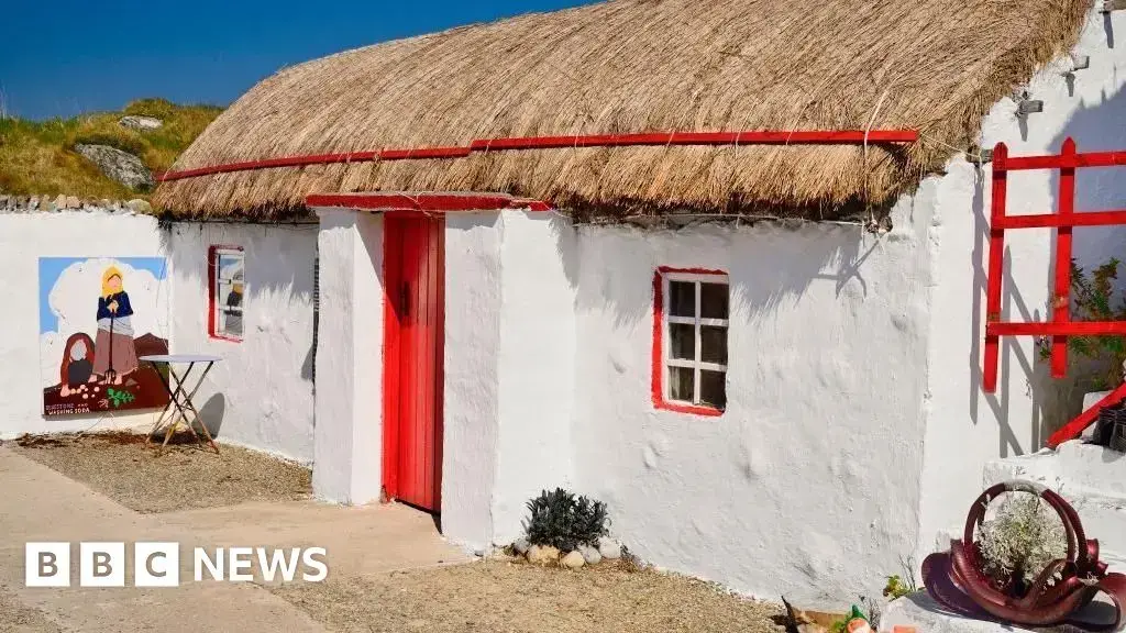 Una cabaña con techo de paja en el Museo de la Hambruna de Doagh, en el condado de Donegal.