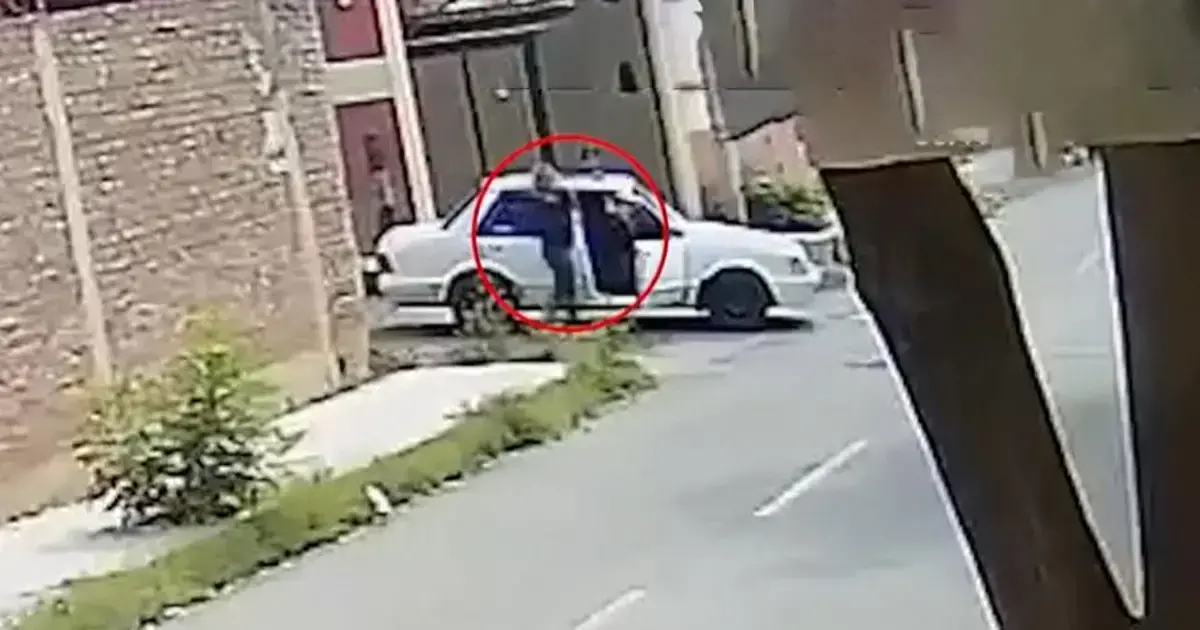 Momento en el que la niña es interceptada por los antisociales