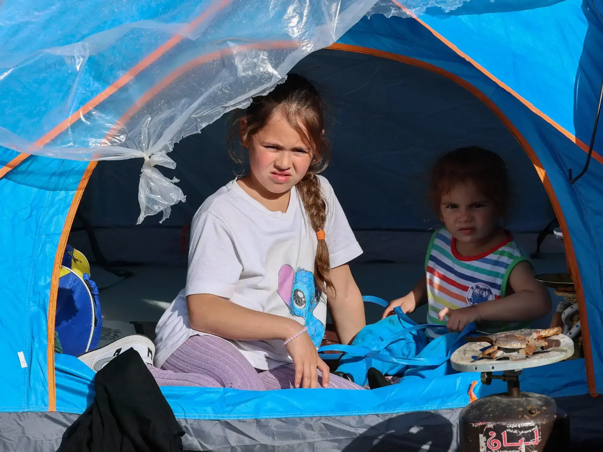 Niños desplazados por la guerra toman un desayuno en Beirut.