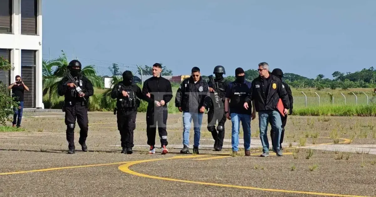 Sebastián Marset en la pista del aeropuerto Viru Viru, minutos antes de ser expulsado a los Estados Unidos.