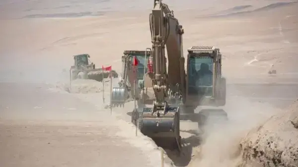 Maquinaria pesada cavando zanjas.