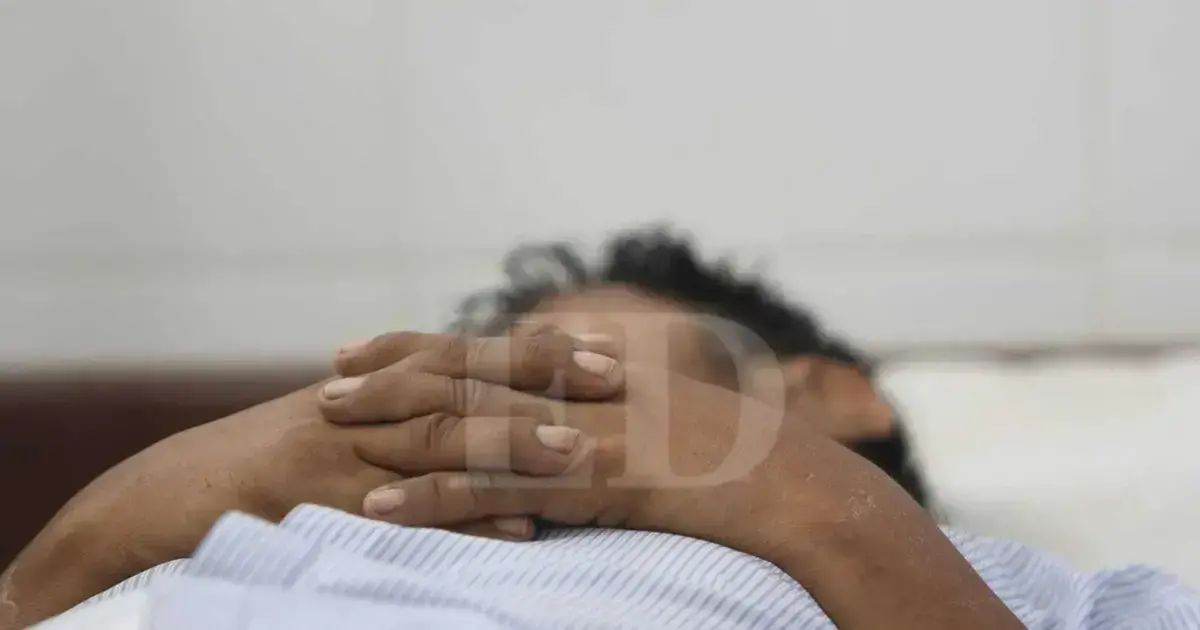 Pacientes esperan en larga fila para sacar ficha en el Hospital San Juan de Dios