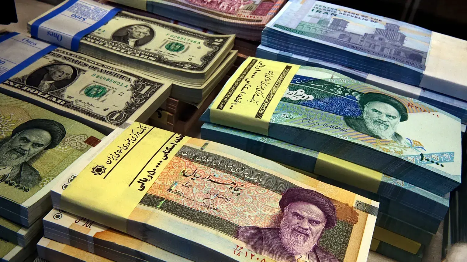 Billetes iraníes y estadounidenses expuestos en una casa de cambio en el centro de Teherán, Irán, abril de 2015.