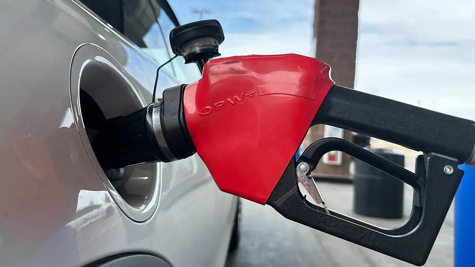Un automovilista llena el tanque de un vehículo en una gasolinera.