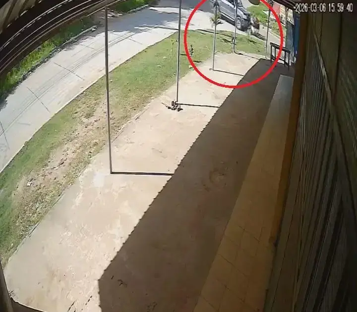 Captura de video de la cámara de seguridad que registró el atropello.
