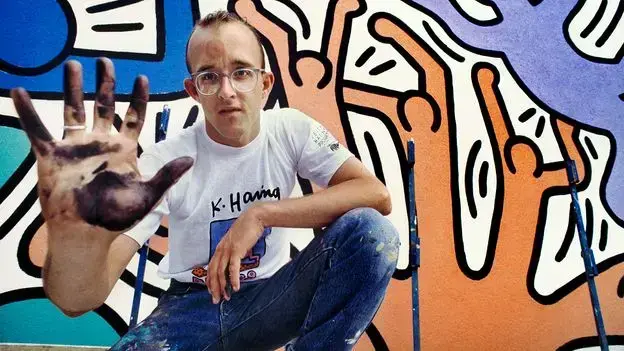 El arte de Keith Haring se ha convertido en un favorito de la moda, impreso en camisetas y otros artículos.