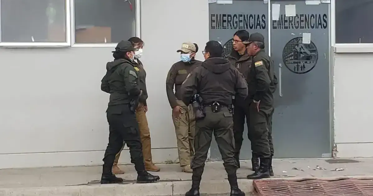 Uniformados de la Policía en el hospital en el que fueron internados los niños.