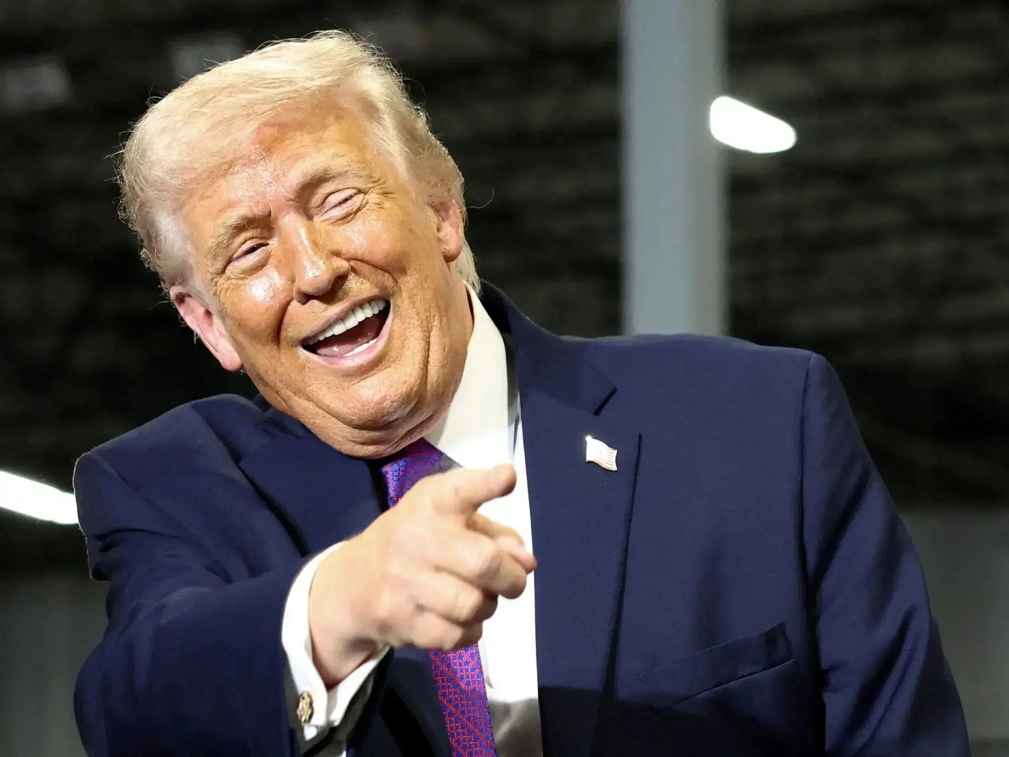 Donald Trump durante una visita a un centro de logística en Kentucky.