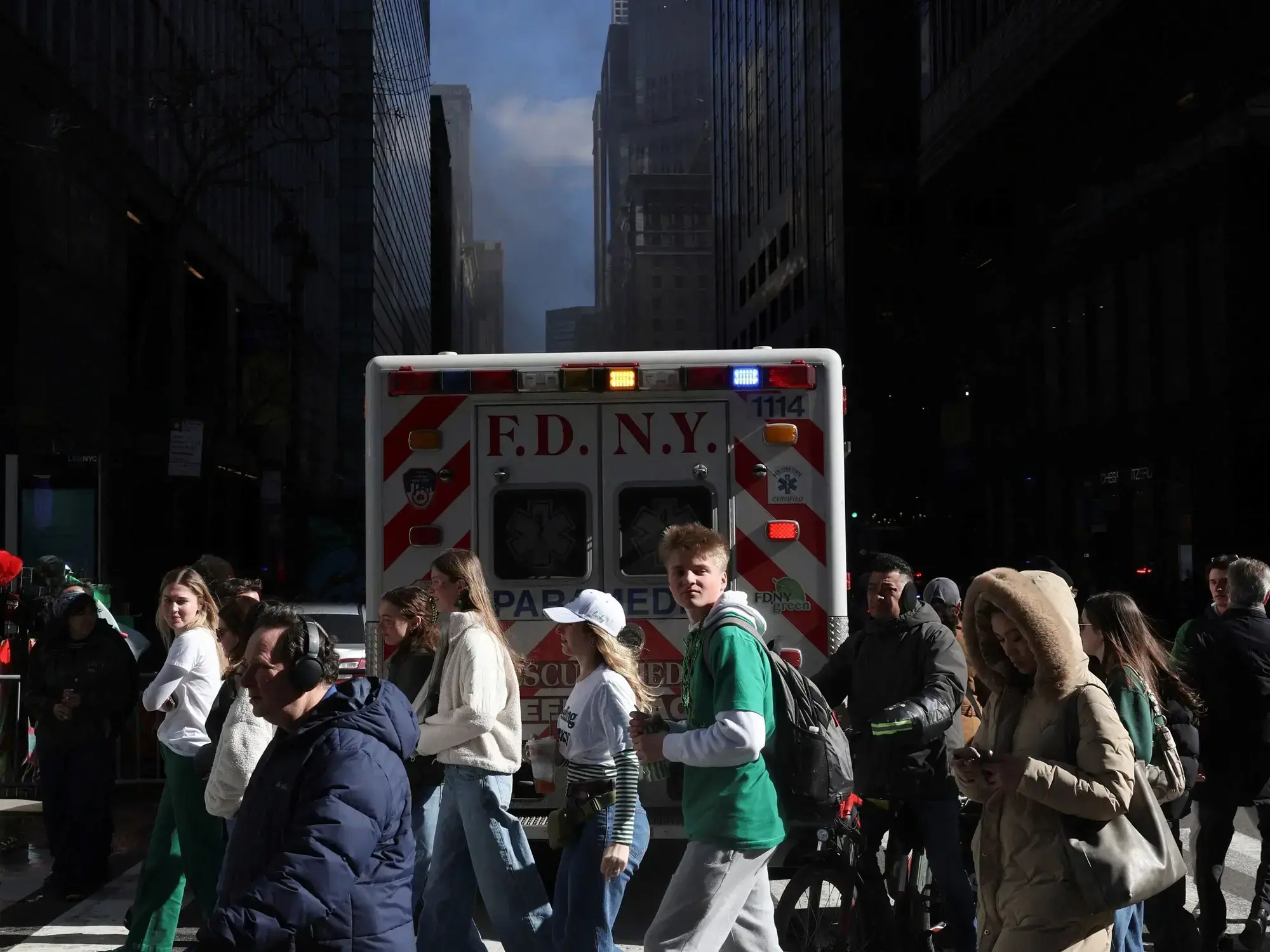 Una columna de humo sale del edificio que se incendia en Nueva York.