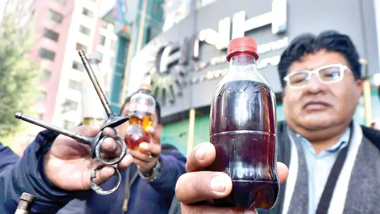 Choferes de La Paz muestran gasolina de "mala calidad" y partes dañadas de un vehículo.