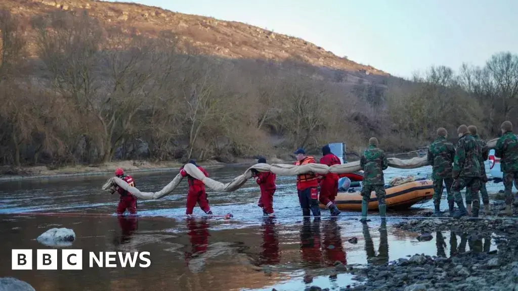 Un funcionario muestra una botella de agua turbia del río Dniéster al embajador ruso.