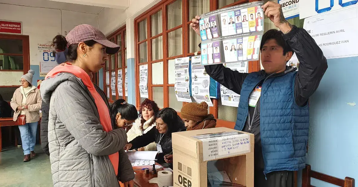 Un jurado electoral muestra la boleta de sufragio de las elecciones nacionales.