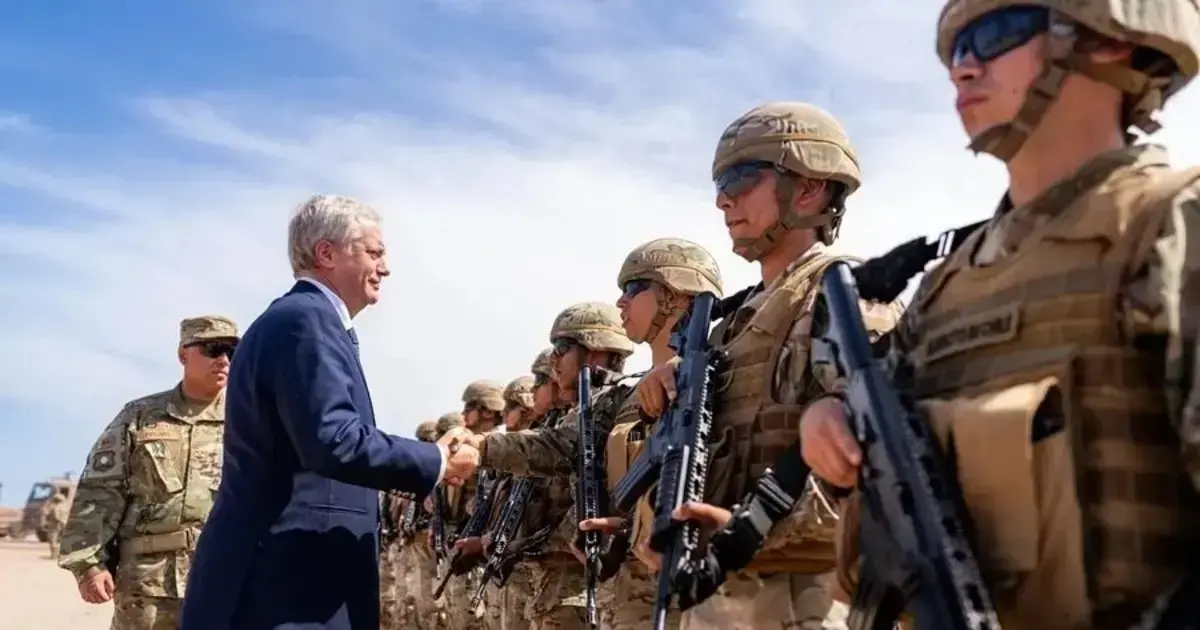 Kast saluda a militares en el punto de Observación Fronteriza en el complejo Chacalluta en Arica.