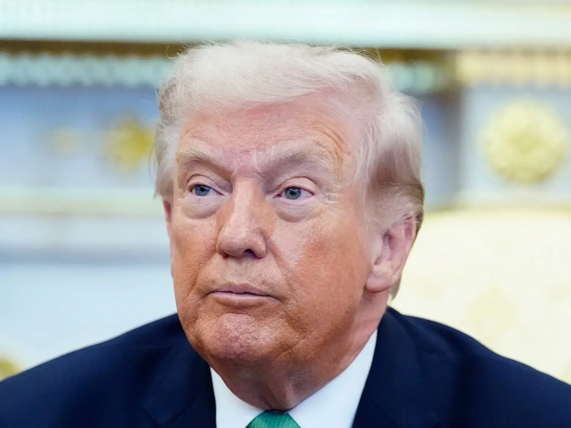 El presidente Donald Trump escucha una pregunta durante una reunion en el Despacho Oval.