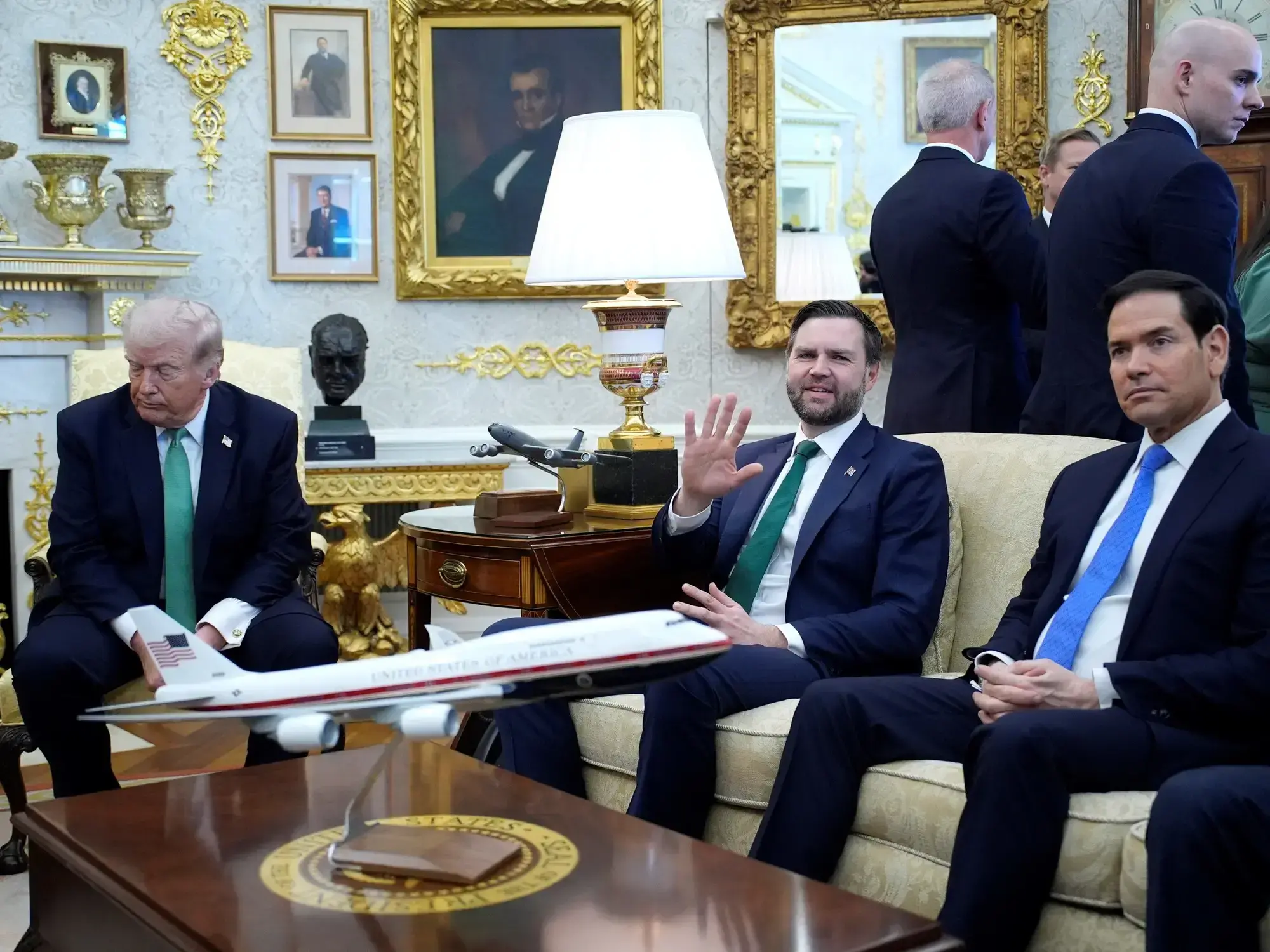 El vicepresidente JD Vance y el secretario de Estado de EE. UU., Marco Rubio, durante una reunión en el Despacho Oval.