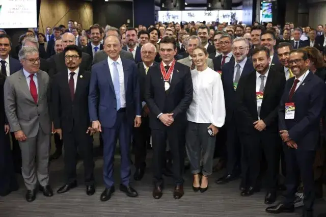 El presidente Rodrigo Paz (c) posa junto al presidente de Fiesp, Paulo Skaf (c-i), durante un encuentro con empresarios.