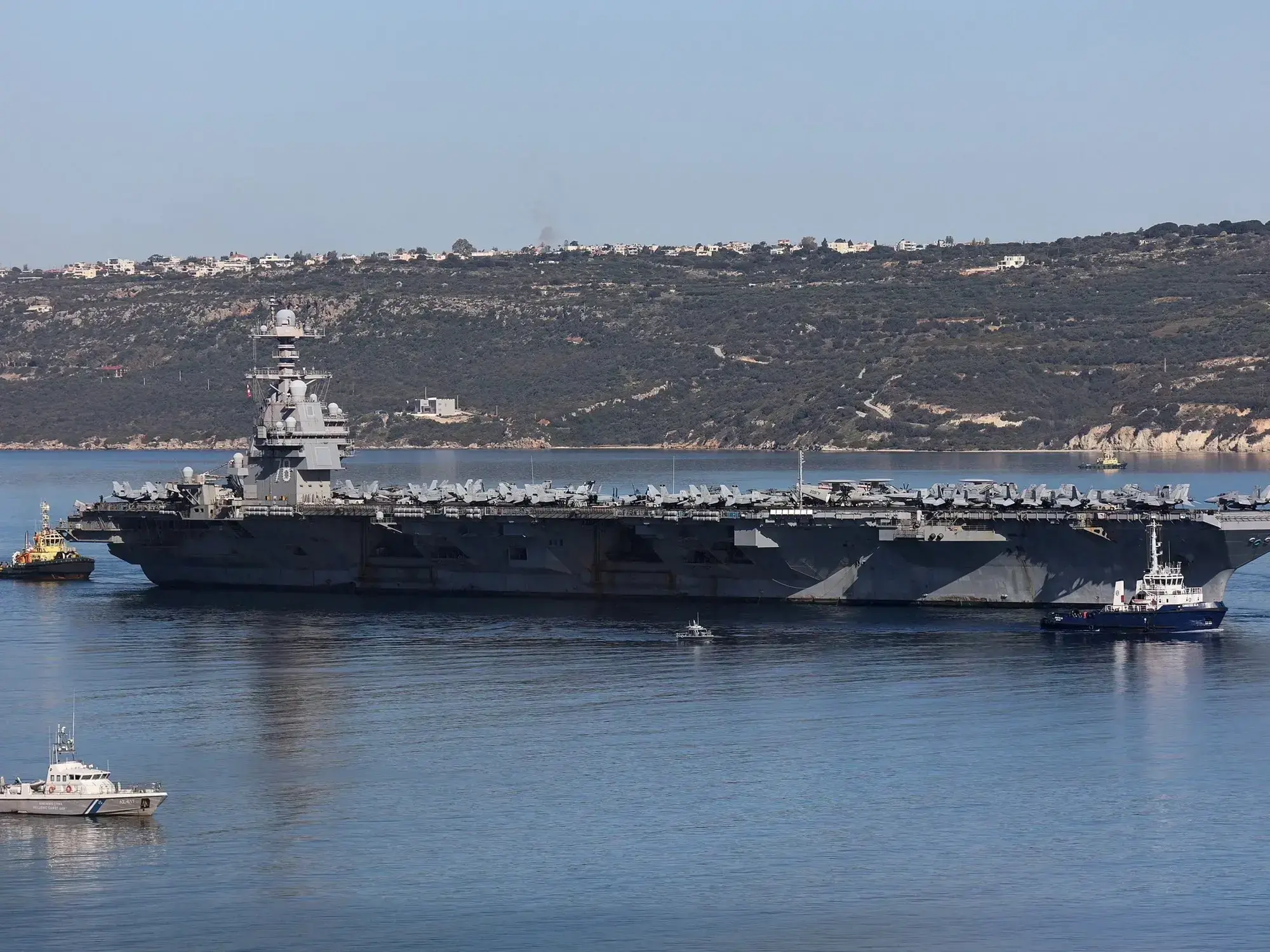 El USS Gerald R. Ford, el portaaviones más grande del mundo, zarpa de la base naval de Souda, cerca de Chania, en la isla de