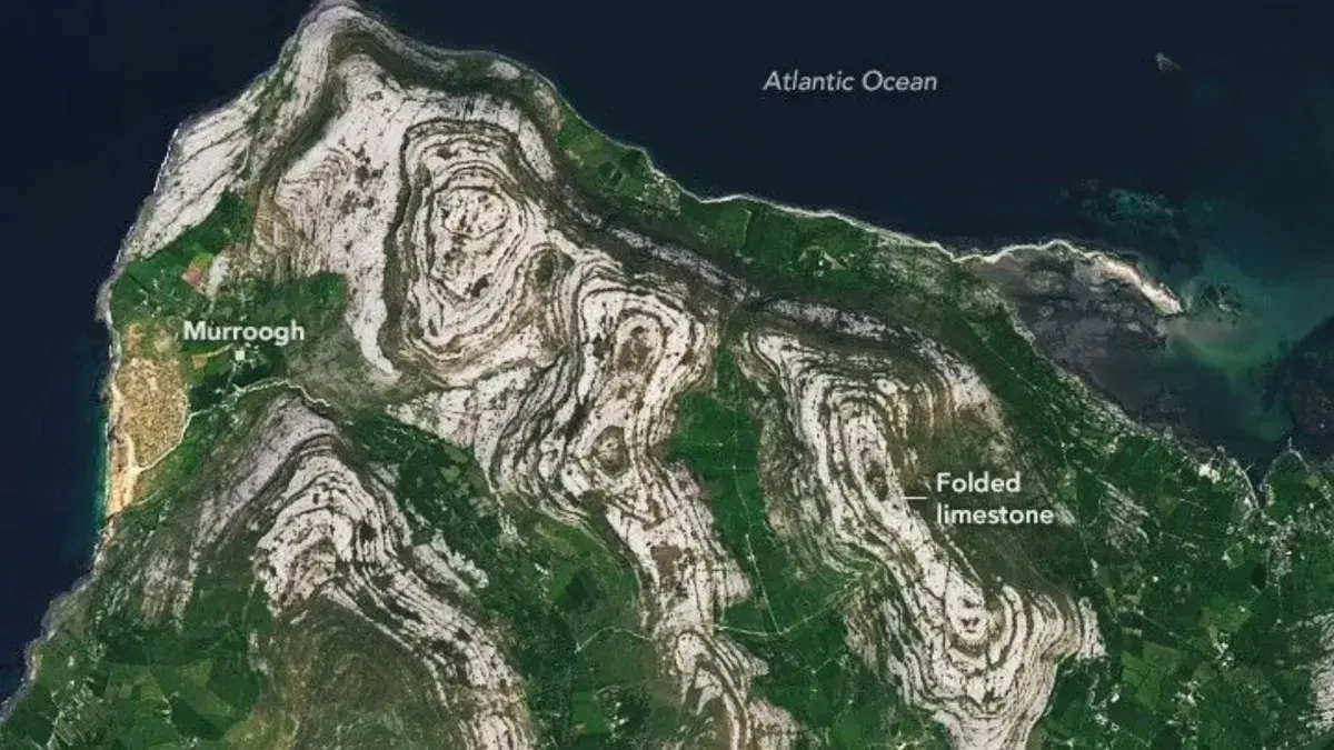 Vista satelital de la región del Burren mostrando las capas de piedra caliza.