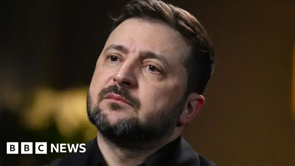 Volodymyr Zelensky habla en una sala del Parlamento británico.