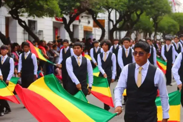 Un anterior desfile por el Día del Mar en Sucre.