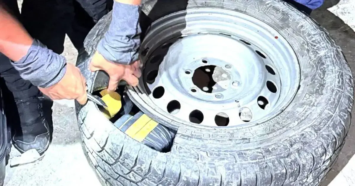 30 paquetes de droga fueron hallados dentro de una llanta de auxilio.