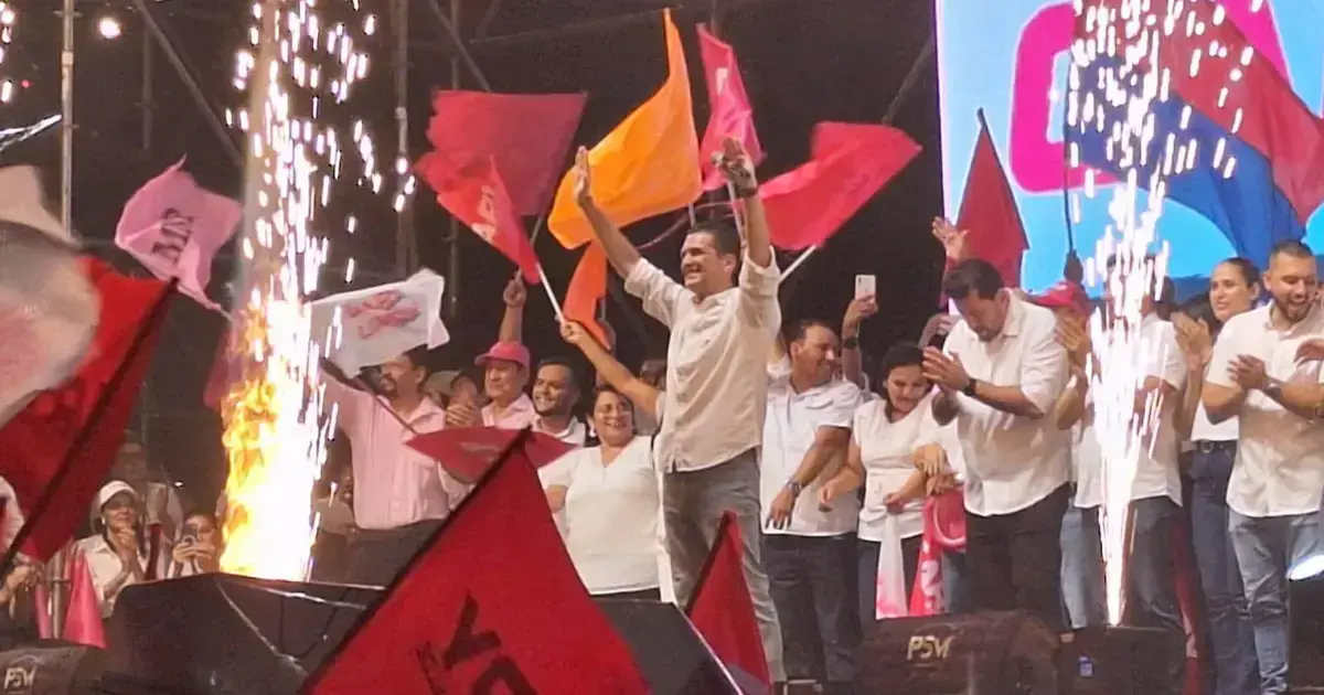 Gary Añez fue aplaudido por sus seguidores durante el cierre de campaña.