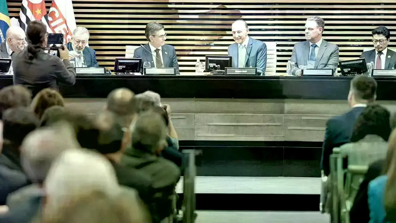 El presidente Rodrigo Paz en la reunión con los industriales de Brasil.