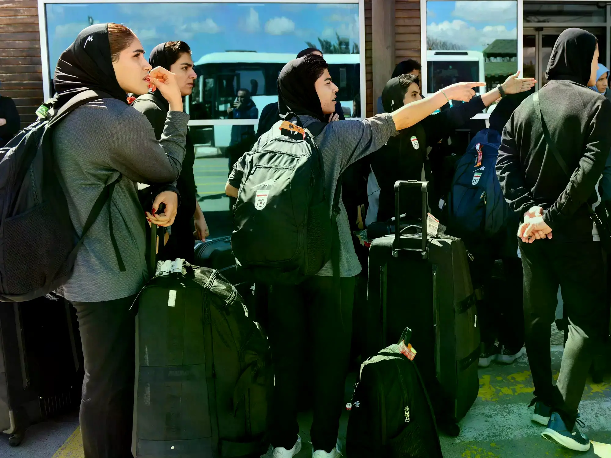 Las jugadoras de la selección iraní de fútbol, en el aeropuerto turco de Igdir, antes de cruzar la frontera hacia Irán.