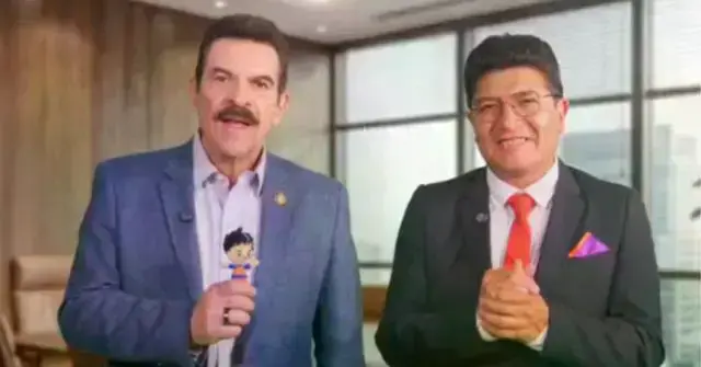 Captura de pantalla del video donde Manfred Reyes Villa y Javier Tarqui aparecen con un muñeco de Gokú.