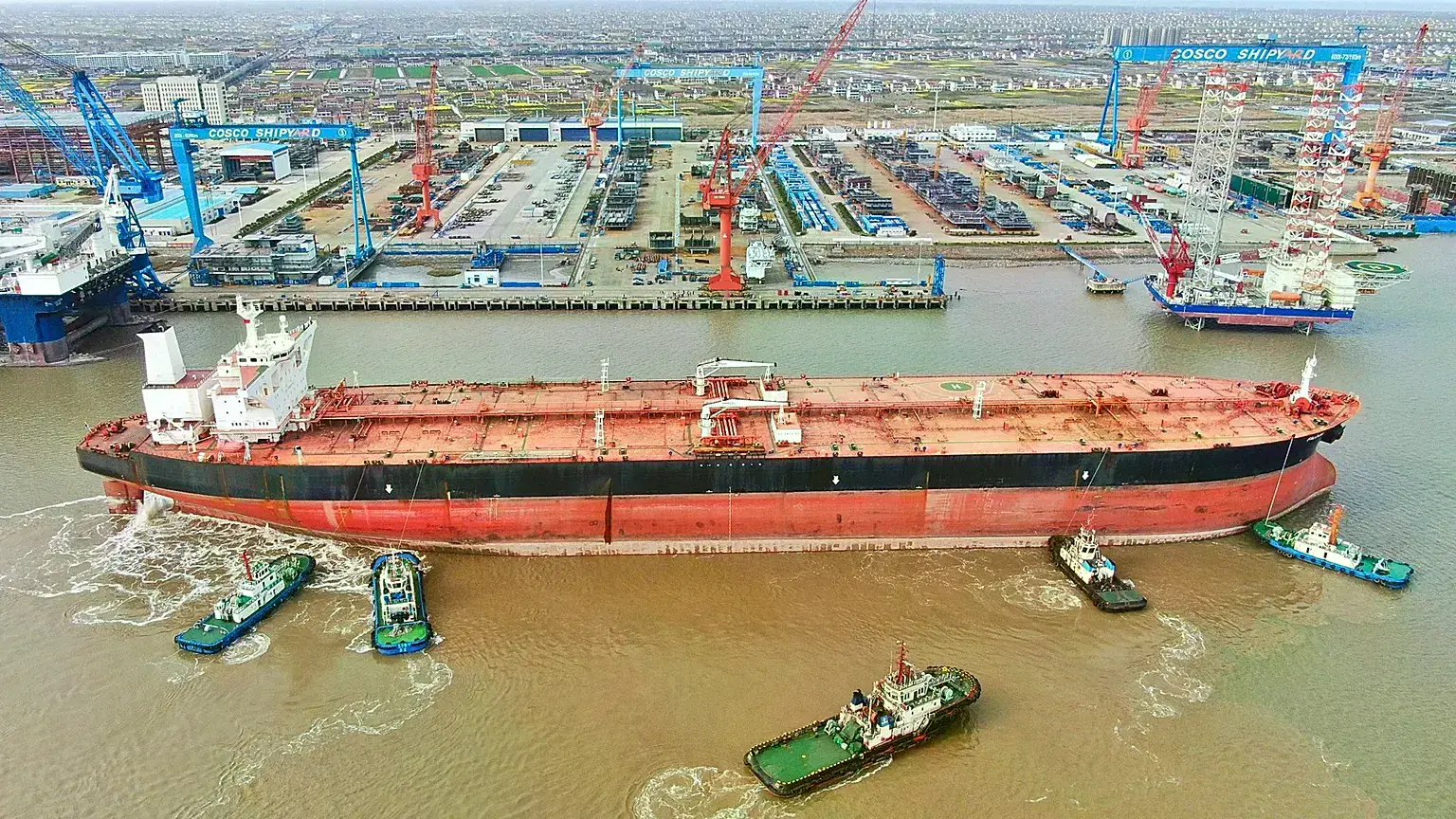Unos remolcadores guían a un petrolero de gran tamaño (VLCC) por el río Yangtsé, en Qidong, en el este de China.