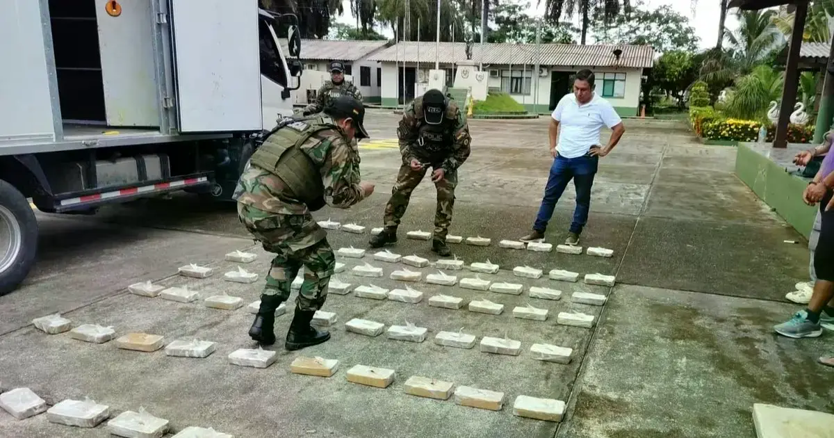 Los paquetes de droga se encontraban ocultos en un compartimiento.
