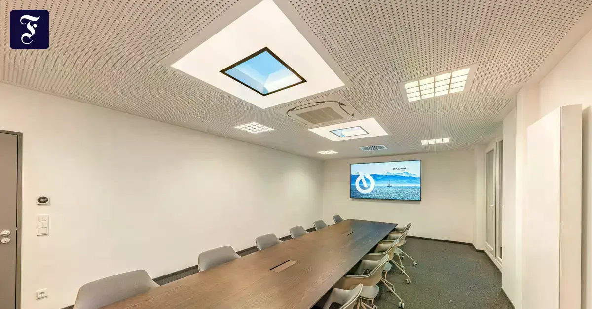 La lámpara de techo Nature Connect de Signify simula la apariencia de un cielo diurno.