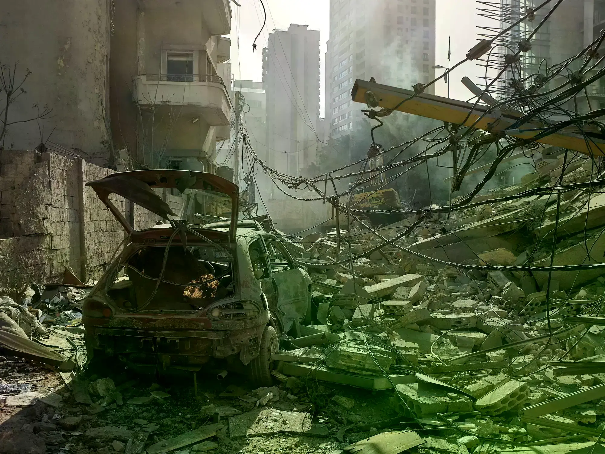 Destrozos causados en el centro de Beirut tras un bombardeo de Israel.