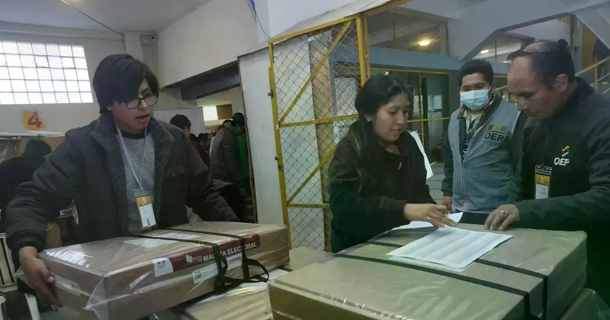 Material electoral siendo preparado para su distribución.