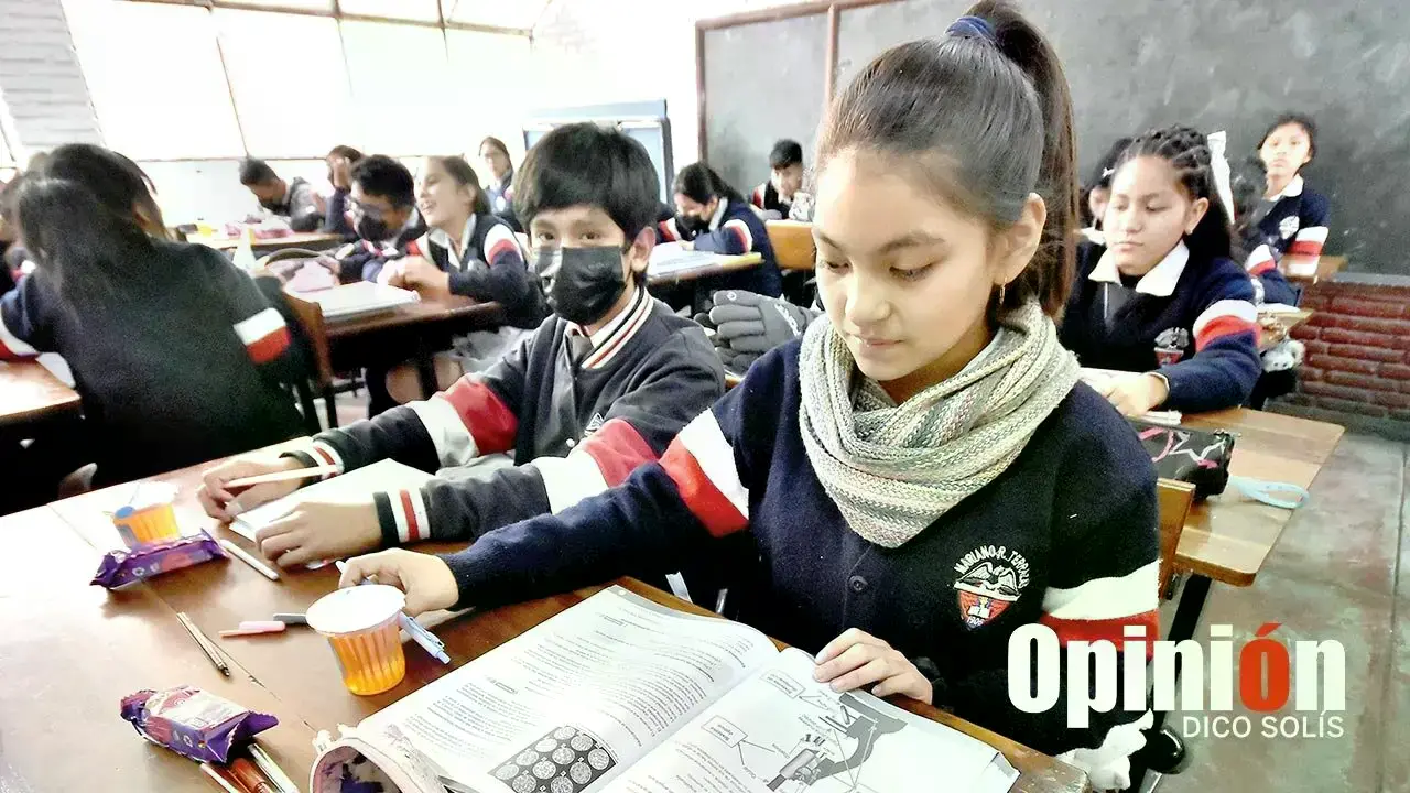 Foto referencial de estudiantes en el aula de un colegio.