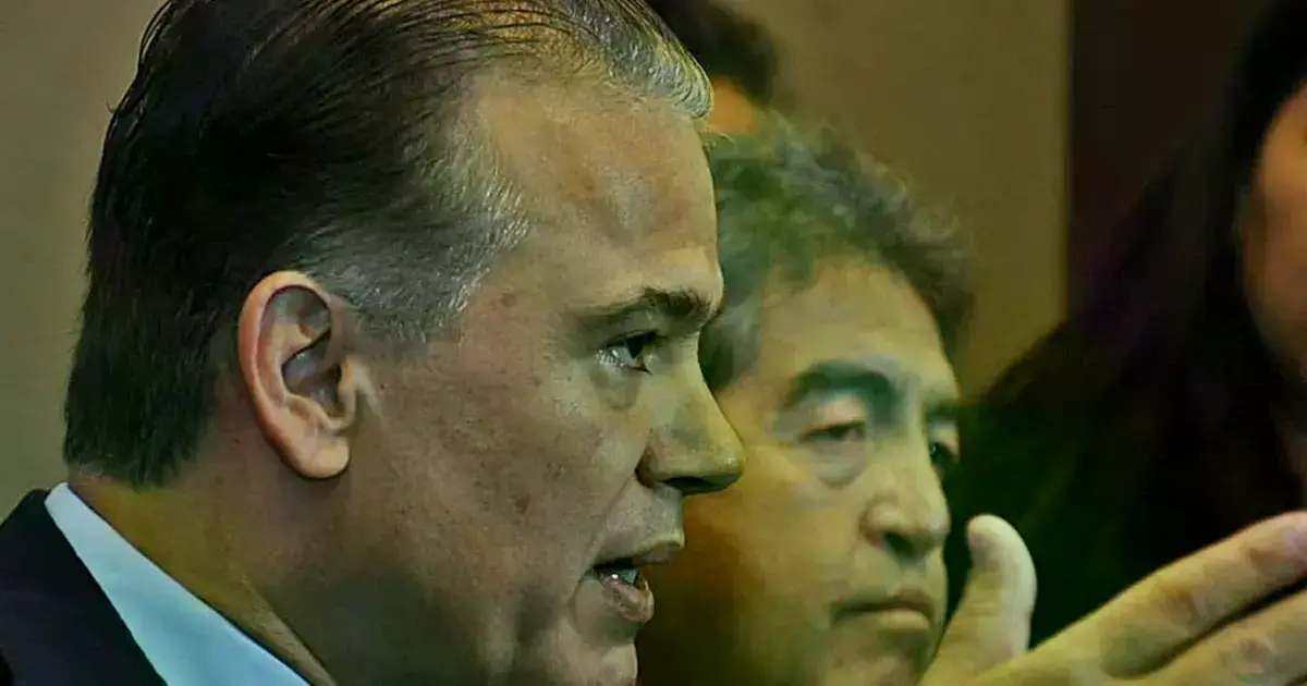 El viceministro Justiniano junto a Paredes.