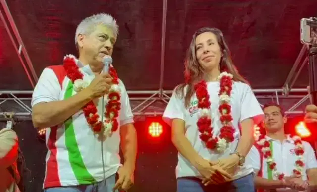 Mario Cossío presenta a María René Soruco como su reemplazante.