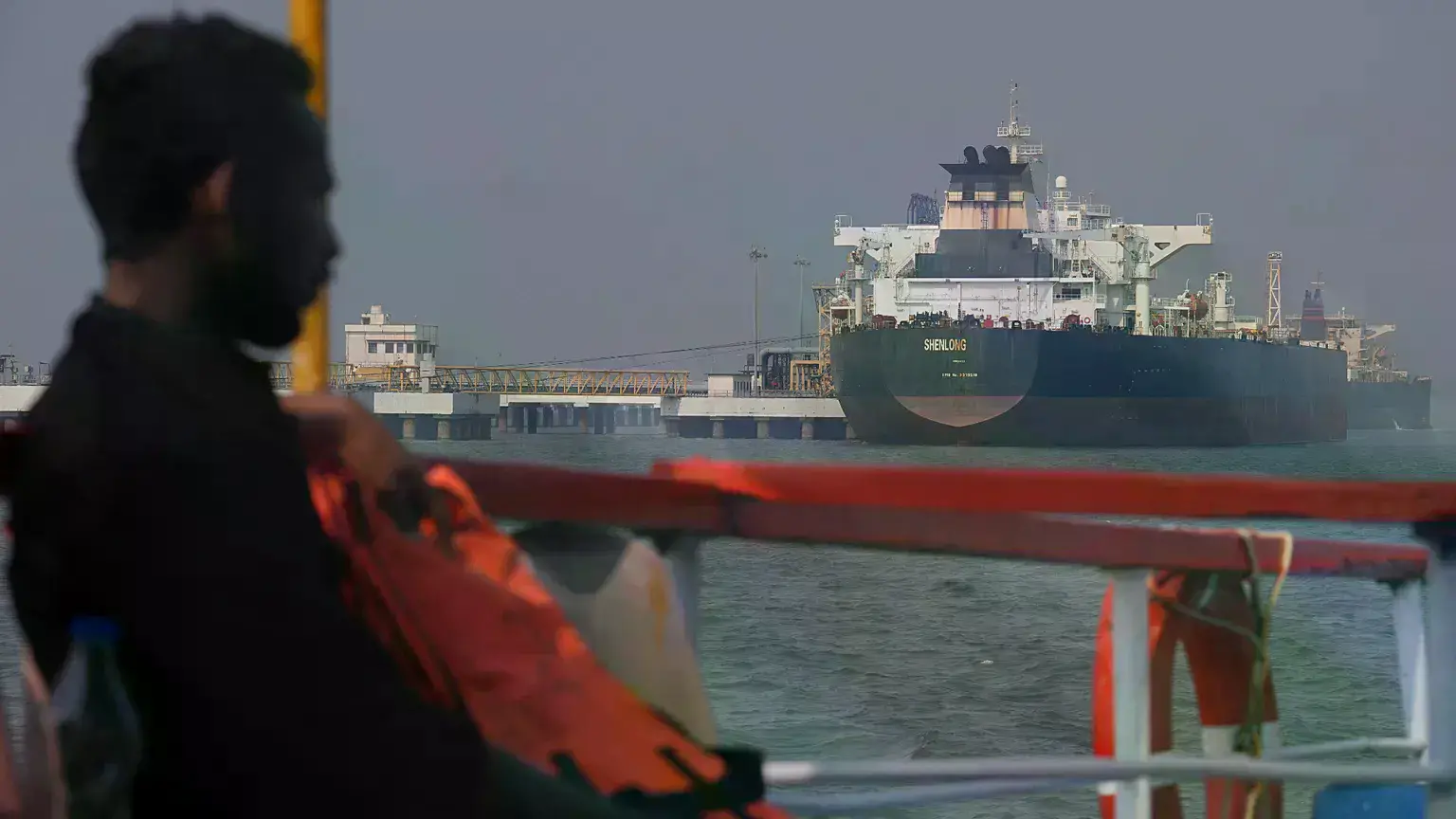 El buque cisterna Shenlong Suezmax, con bandera de Liberia, transportando petróleo crudo, es visto en el puerto de Bombay, In