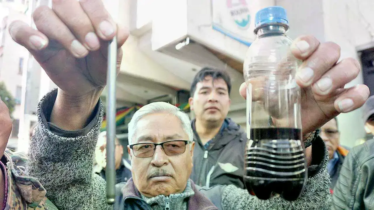 Choferes muestran gasolina de “mala calidad”, durante una protesta.