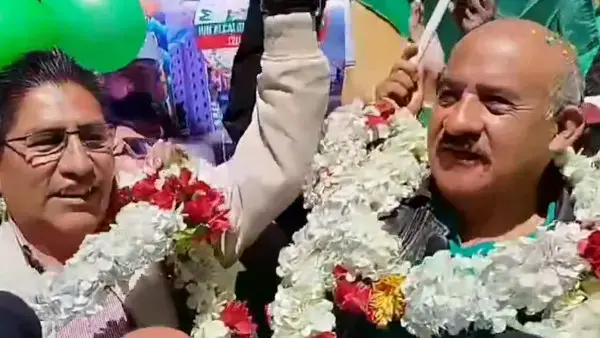 El candidato David Vargas, del Movimiento Tercer Sistema, en campaña para la alcaldía de El Alto.