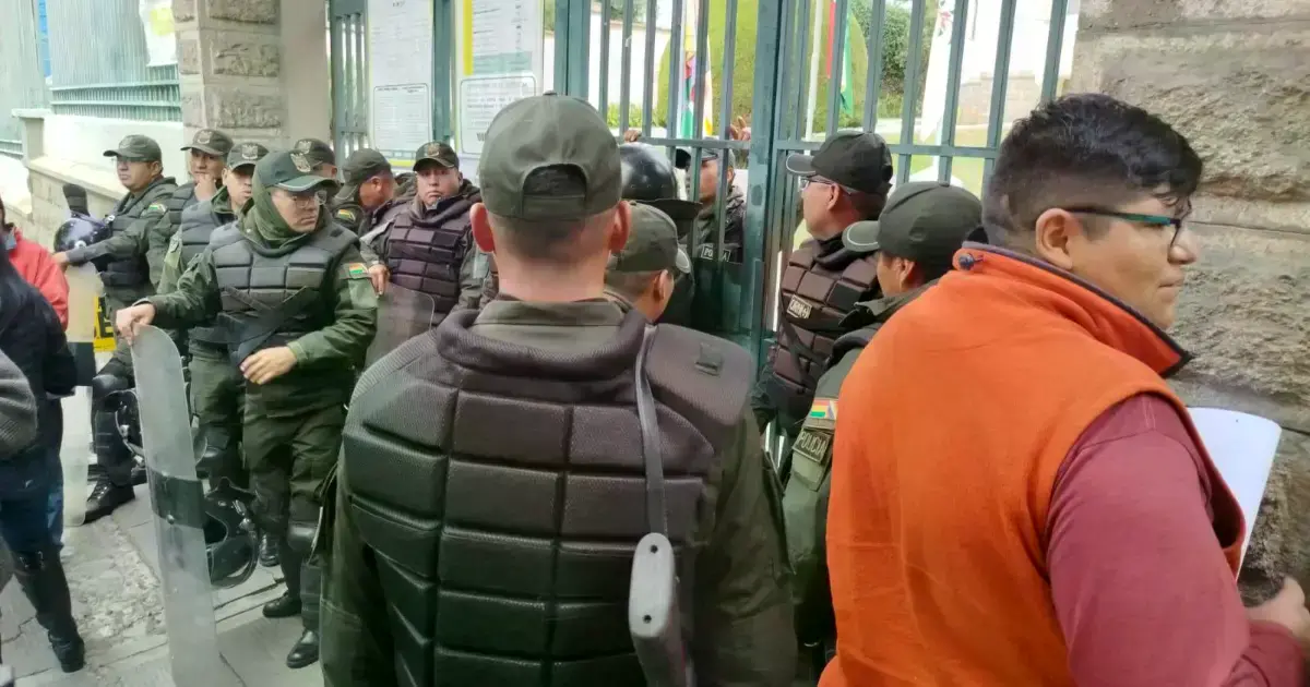 Policías se apostan en las puertas del Tribunal Supremo Electoral en La Paz.