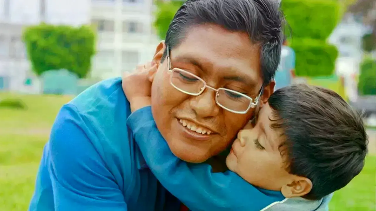 Imagen referencial de un padre con su hijo.