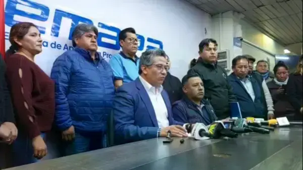 El gerente de Emapa, Sergio Siles y dirigentes panificadores.