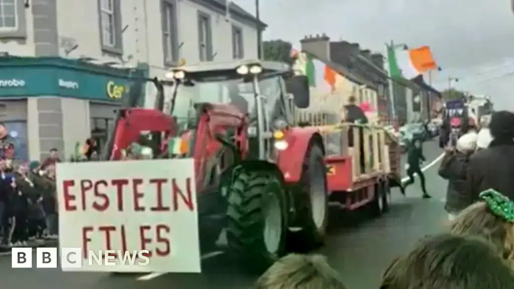 La carroza, con un colchón y una jaula improvisada, circula por una calle de Ballinrobe.