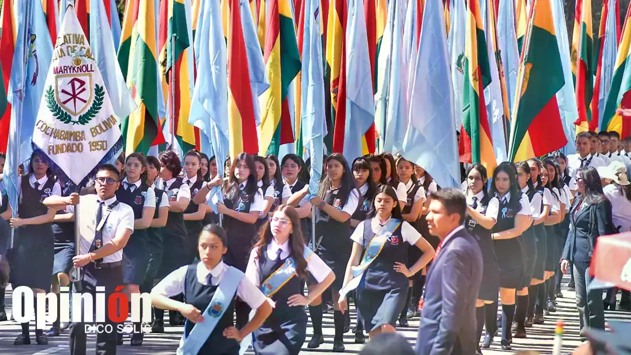 Estudiantes de una unidad educativa en el desfile del centro de la ciudad.