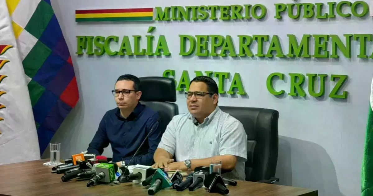 El fiscal general Roger Mariaca (derecha), junto al fiscal departamental de Santa Cruz, Alberto Zeballos